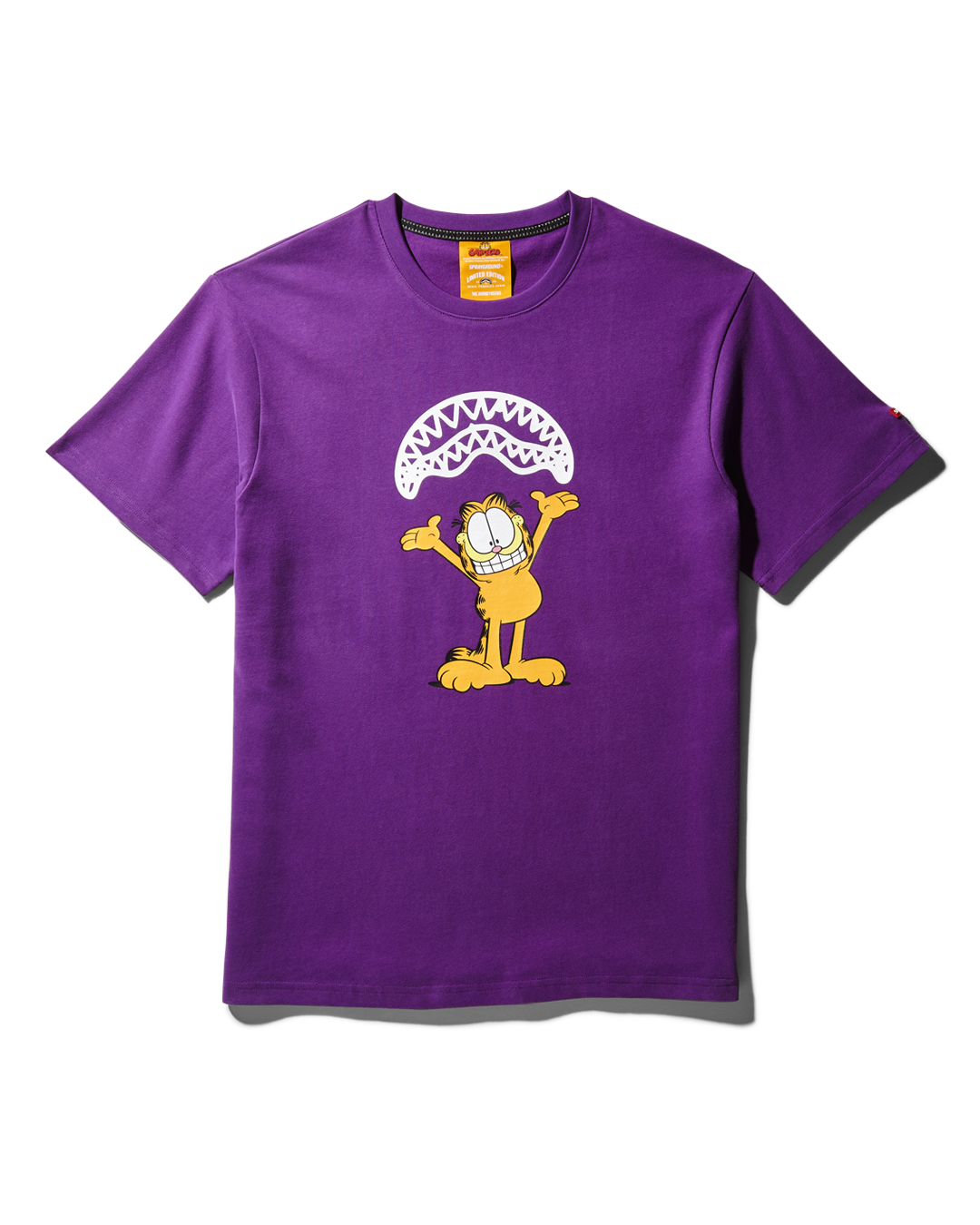 SPRAYGROUND® APPAREL GARFIELD SHARKMOUTH GRAPHIC T-SHIRT (PURPLE)